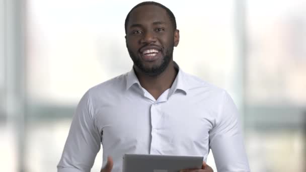 Başarılı Emin Konuşma Konuşma Holding Tablet Açıklayan Beyaz Elbise Gömlek — Stok video