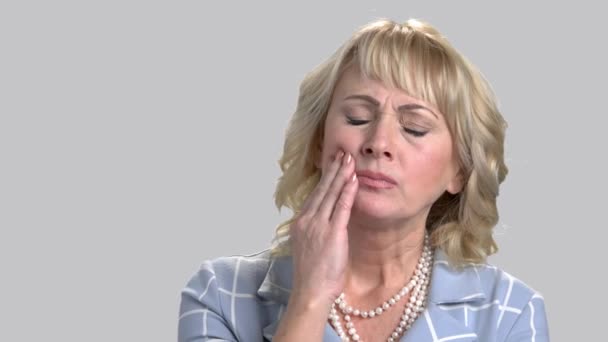 Középső idős nő szenved fogfájás. — Stock videók