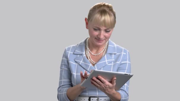 Reife Geschäftsfrau mit Tablet-PC. — Stockvideo
