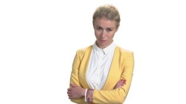 Silah ile takım elbiseli kadın geçti.