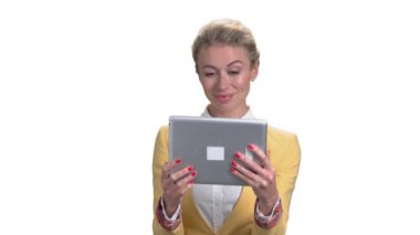 İş kadını konuşmayı tablet kullanma.