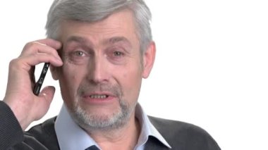 Beyaz arka planda konuşma olgun işadamı portresi.