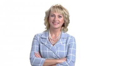 Olgun iş kadını katlanmış silah ile.