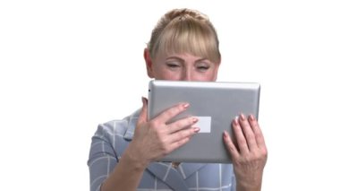 Olgun kadın sohbet online kullanarak tablet pc.