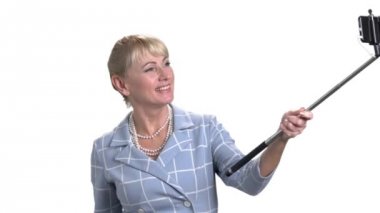 Kendi kendine portre çekici güzel olgun kadın.