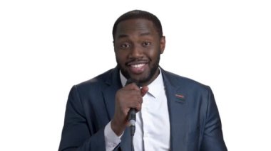 Siyah takım elbise şarkı karaoke işadamı.