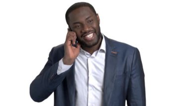Cep telefonuyla konuşurken neşeli genç siyah iş adamı.