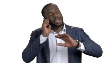 Biriyle telefonda savunarak siyah iş adamı.