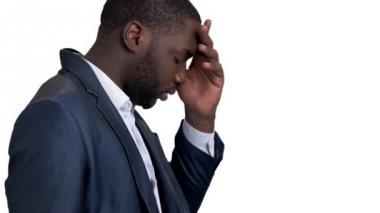 Güçlü baş ağrısı ile stresli iş adamı.