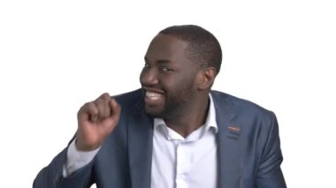 Dans eden genç zenci takım elbise.