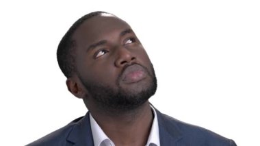 Yüz siyah işadamı yakından bakıyor.