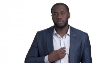 Siyah emin işadamı bakışını kontrol.