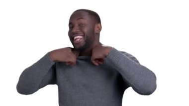 Beyaz arka plan üzerinde neşeli Afrikalı-Amerikalı adam.