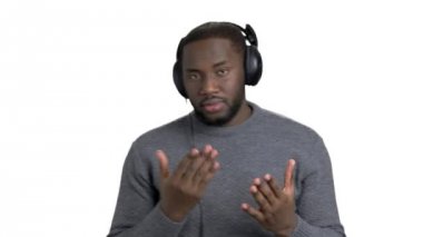 Kulaklıklar müzik genç bir siyah adam portresi.