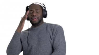 Kulaklıklar giyen ve dans afro Amerikan zenci.