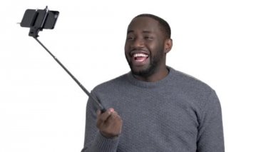 Güzel adam selfie monopod ile alarak.