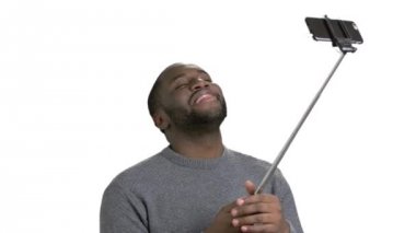 Çekici bir adam şakacı selfie monopod ile alarak.