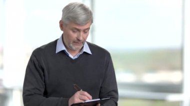 Adamla çalışmaya ve notlar almak Pano.