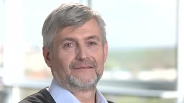 Yakışıklı olgun beyaz işadamı portresi kapatın.