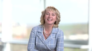 Olgun sarışın Bayan takım elbise zor gülüyor içinde.