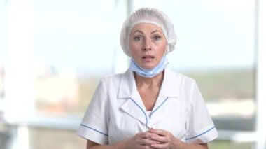 Heyecanlı, şok ve sürpriz bir doktor veya hemşire.