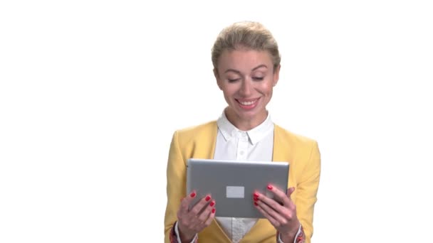 Señora de negocios hablando con alguien usando tableta . — Vídeos de Stock