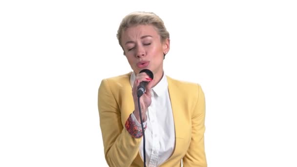 Madura mujer de negocios cantando con micrófono . — Vídeos de Stock