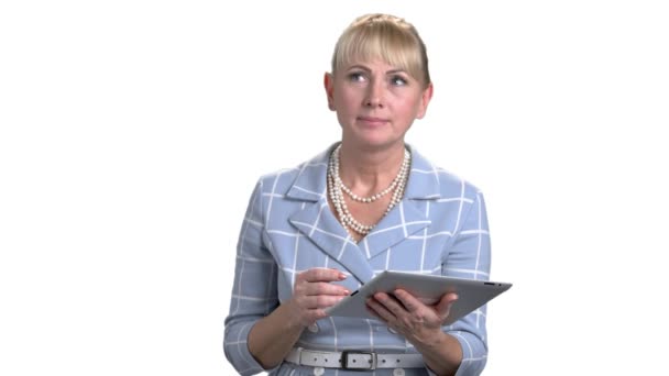 Portrait of mature woman thinking and typing on tablet pc. — Stock Video