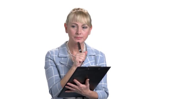 Mature businesswoman with clipboard and pen. — Stock Video