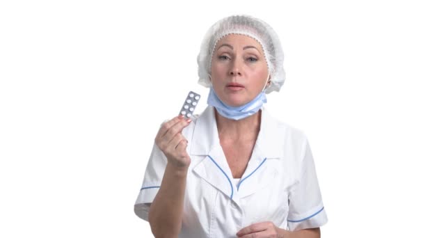 Female doctor with pack of medical pills. — Stock Video