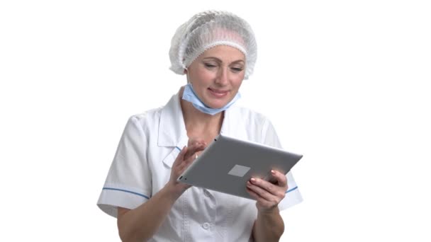 Retrato de médico feminino confiante usando tablet digital . — Vídeo de Stock