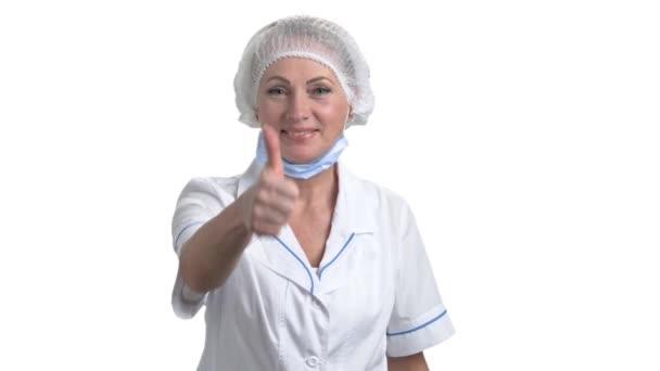 Vrouwelijke arts duim opdagen. — Stockvideo