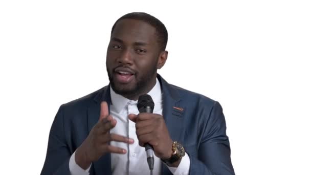Portrét mladého černocha s mikrofonem. — Stock video
