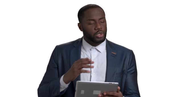 Africké černé reproduktor s tabletem na obchodní seminář. — Stock video