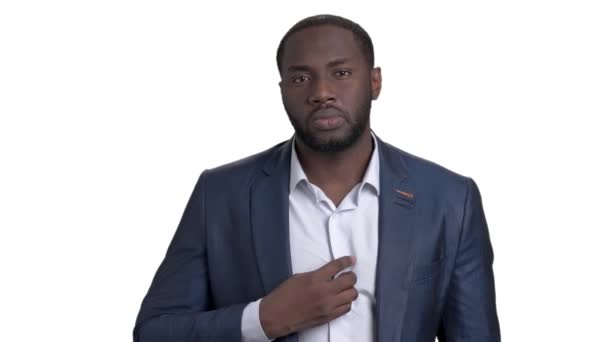 Černý jistý podnikatel kontrola jeho vzhled. — Stock video