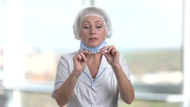 Женщина-врач выписывает упаковку таблеток . — стоковое видео