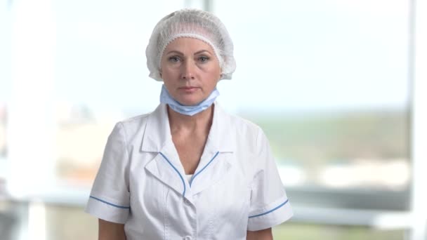 Ώριμη γυναίκα γιατρός με stop χειρονομία. — Αρχείο Βίντεο