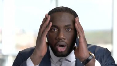 Takım elbiseli şok Afrika kökenli Amerikalı portresi.