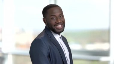 Takım elbise flört Afrika adam gülümseyerek mutlu.