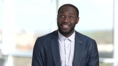 Mutlu neşeli Afrika adam etrafa.