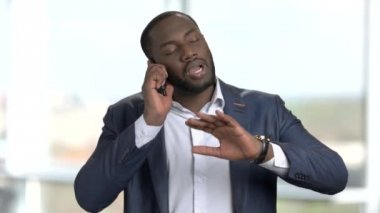 Takım elbiseli biriyle telefonda savunarak siyah adam.