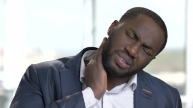 Boyun ağrısı ile takım elbiseyle siyah adam.