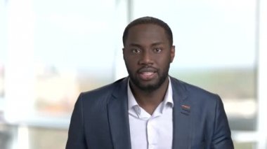 Dalga geçmeyi takım elbiseli Afrika adam.