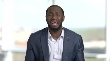 Siyah iş adamı takım ağlama boşa çıkarmak.