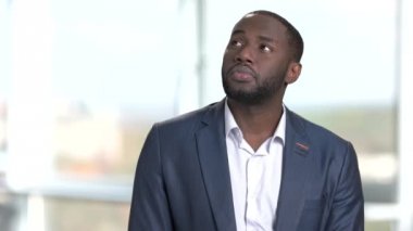 Dalgın siyah adam düşünme ve arar.