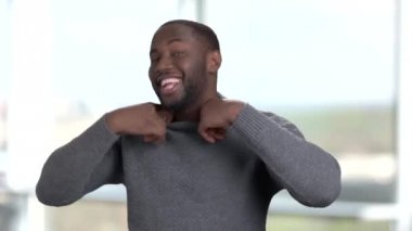 Duygusal genç siyah adam kapalı.