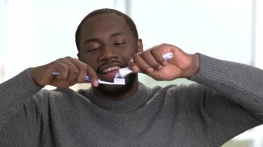 Bir diş fırçası diş macunu sıkma Afro-Amerikan zenci.