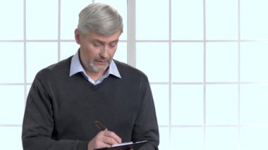 Not panosu ile olgun adam.