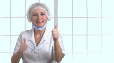 Kadın doktor cerrah başparmak ortaya çıktı.