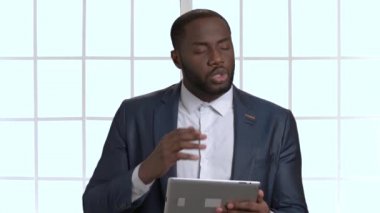 Afrika siyah iş adamı uymak holding tablet içinde.